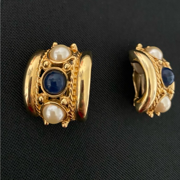 Joan Rivers faux blue and white cabachons clip on earrings - Picture 4 of 8